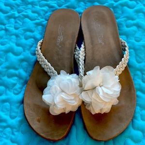 Cream flip flops with fabric flower size 9